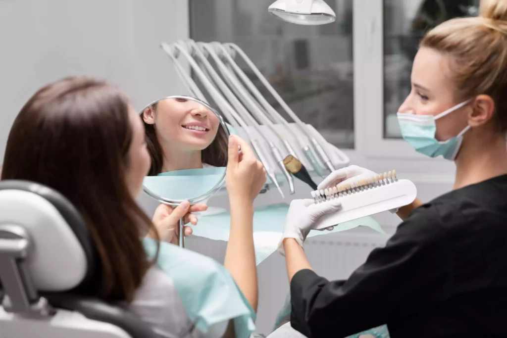cliente sonriendo en compañía de dentista